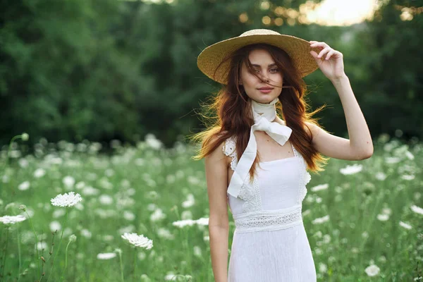 Beyaz elbiseli güzel bir kadın modaya uygun. — Stok fotoğraf