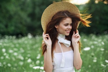 Neşeli ve çekici bir kadın. Yaz tatili.