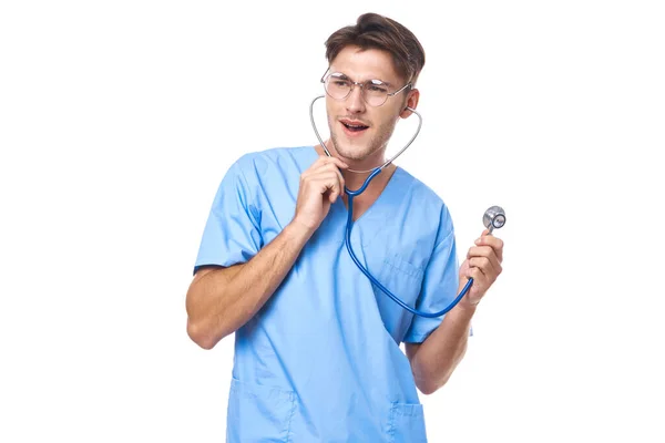 Uomo in uniforme medica trattamento paziente ospedale medicina studio stile di vita — Foto Stock
