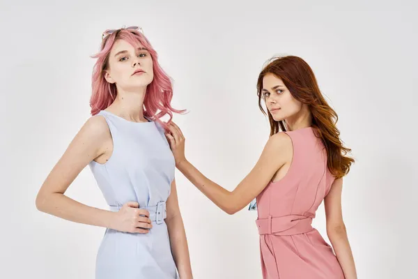 Duas namoradas ficar lado a lado posando glamour glamour luxo — Fotografia de Stock