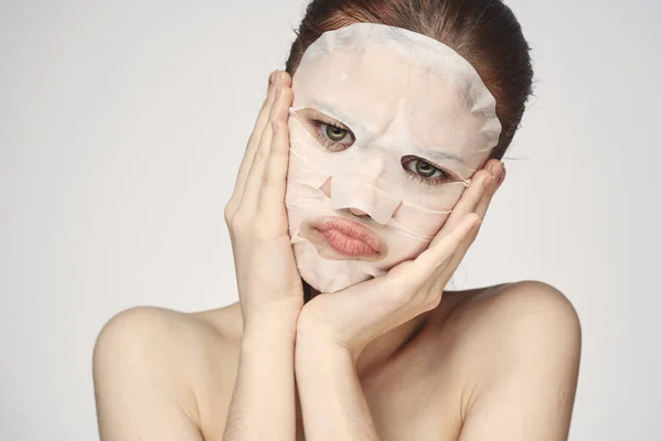 Hezká žena nahá ramena tvář maska close-up péče o pleť — Stock fotografie