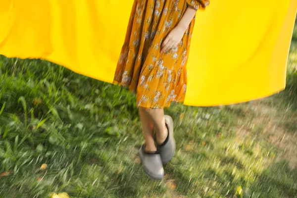 Vacker kvinna i klänning poserar natur mode glamour — Stockfoto