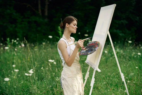 Resim paleti olan kadın ressam doğa hobisi çiziyor. — Stok fotoğraf