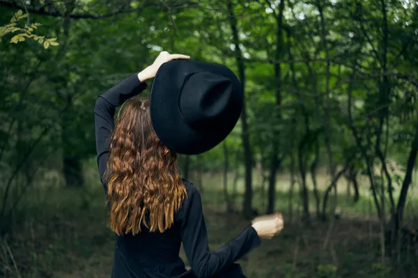 Vidám nő boszorkány az erdőben pózol fantázia — Stock Fotó