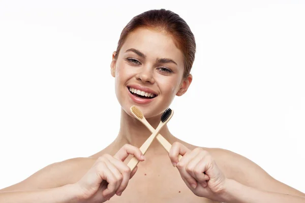 Mujer alegre con los hombros desnudos cepillos de dientes higiene cuidado oral — Foto de Stock