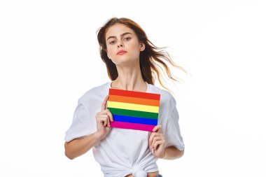 Beyaz tişört giyen kadın lgbt bayrak mucidi topluluğu