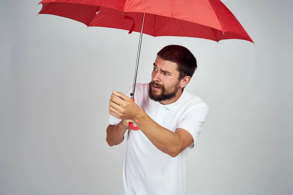 턱수염 이 있는 사람은 붉은 우산등을 비쳐 보호 한다 — 스톡 사진