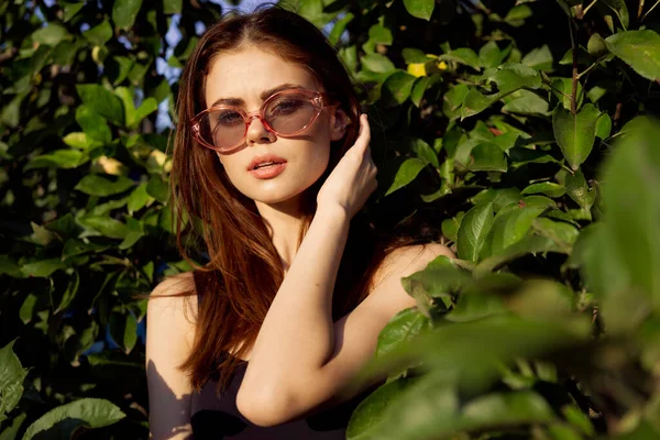 Mujer glamorosa con gafas de sol verano posando trópicos naturaleza — Foto de Stock