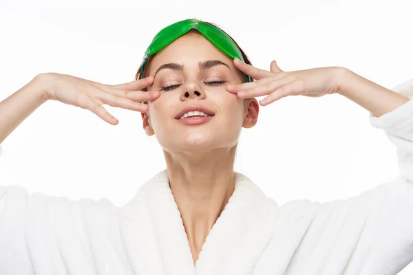 Wanita dalam jubah putih perawatan kulit perawatan spa kosmetologi — Stok Foto