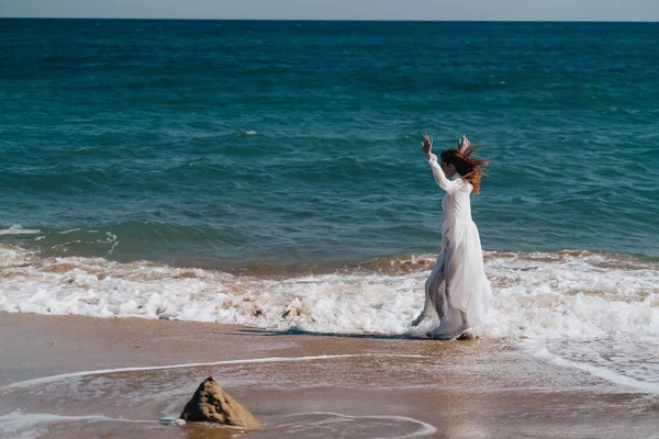 Frau in weißem Kleid spaziert auf Ozeaninsel — Stockfoto
