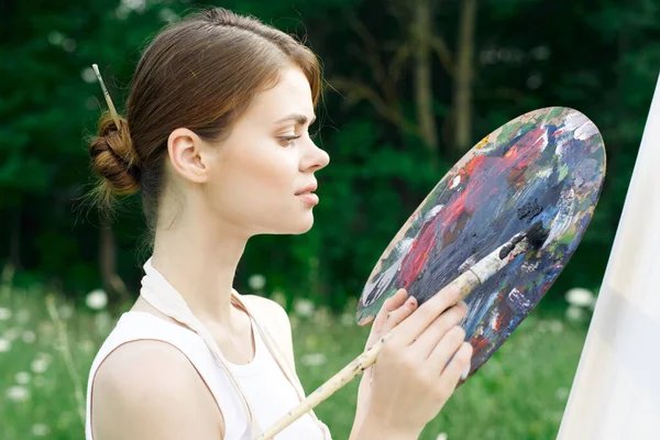 여성 미술가 자연 이 팔 레트를 그려 창조적 인 풍경을 그려 줍니다. — 스톡 사진