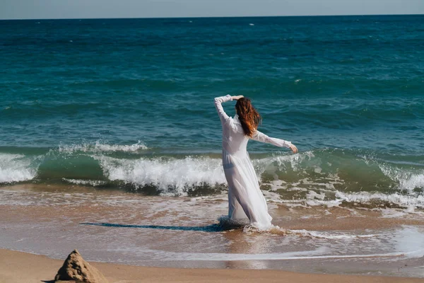 Bella donna vestito bianco camminare spiaggia libertà stile di vita — Foto Stock