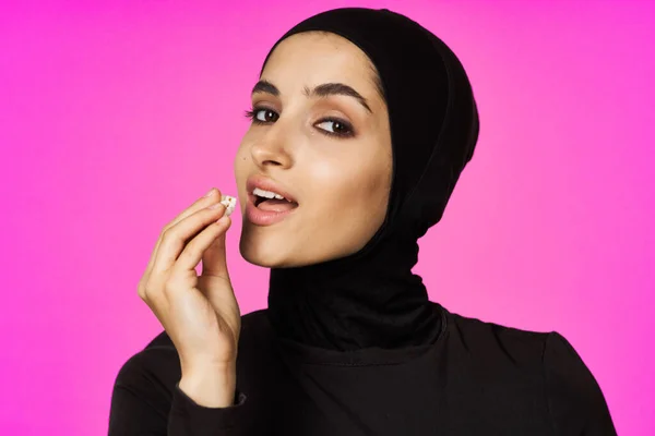 Árabe mujer entretenimiento cine palomitas de maíz moda modelo etnia —  Fotos de Stock