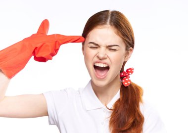 Kırmızı lastik eldivenli temizlikçi kadın eğlenceli ışık arkaplanı oluşturuyor.