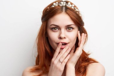 Kadın çıplak omuzlar, kızıl saç makyaj, büyüleyici gülümseme modeli.