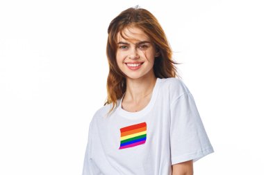 Beyaz tişört giyen kadın lgbt bayrak mucidi topluluğu