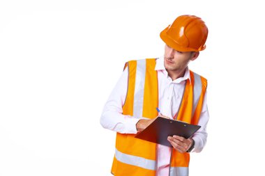 Turuncu şapkalı adam inşaat işinde çalışıyor.