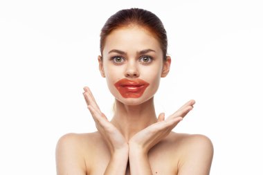Yüz yenileme spa tedavisinde yamalı güzel bir kadın.