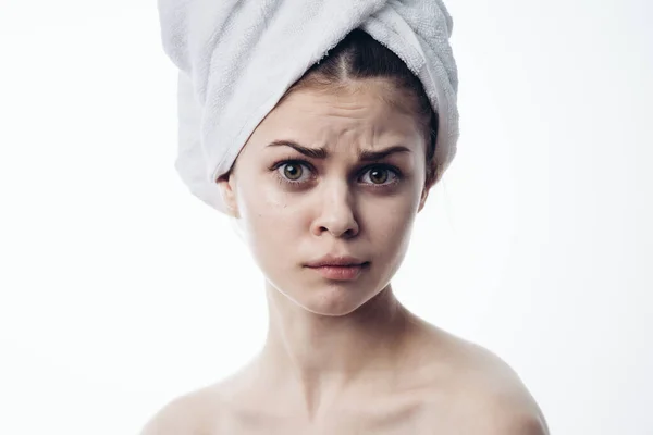 Wanita setelah mandi dengan handuk di kepala berpose perawatan kulit — Stok Foto