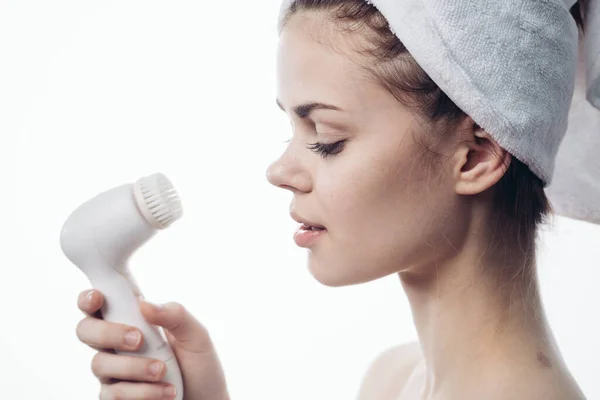 Mulher bonita com toalha na cabeça close-up massagem facial — Fotografia de Stock