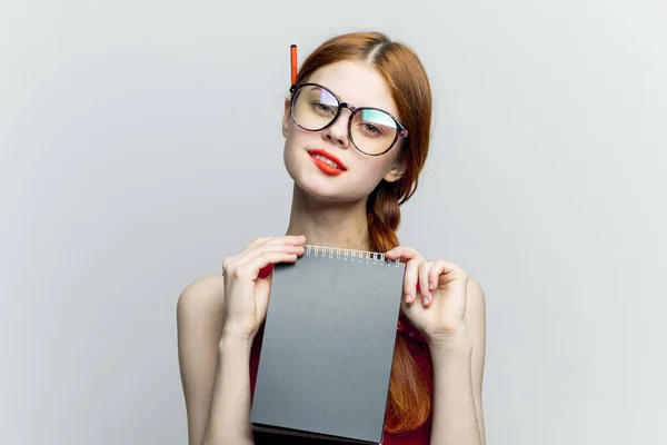 Secretária mulher em óculos com um caderno nas mãos do gerente — Fotografia de Stock