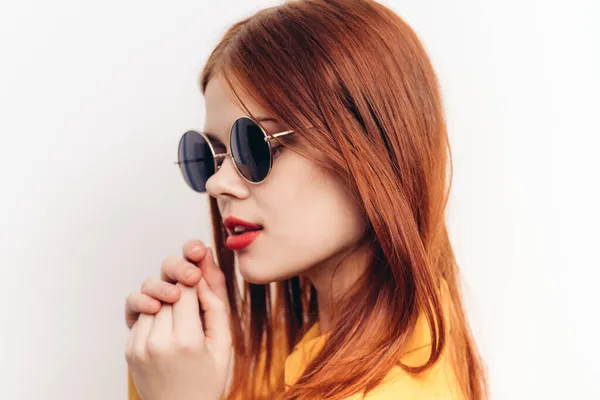 Mujer glamorosa en gafas de sol pelo rojo primeros planos — Foto de Stock