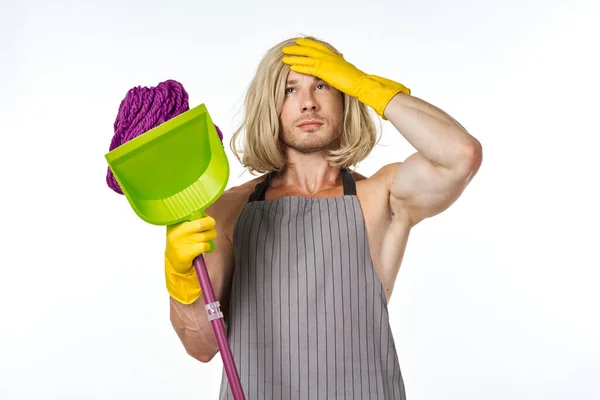 여성의 몸 속에 있는 근육있는 남자가 청소하는 집안일을 한다 — 스톡 사진