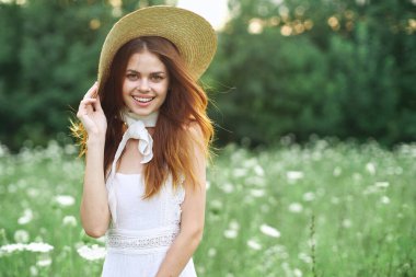 Şapkalı güzel bir kadın doğa yürüyüşü modası.