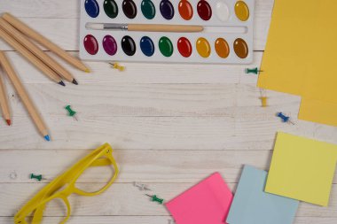 suluboya boya çok renkli çıkartmalar Ahşap arkaplan