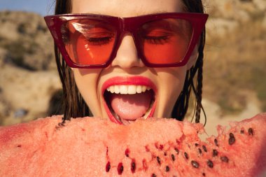 Karpuz yiyen neşeli kadın yaz tatili