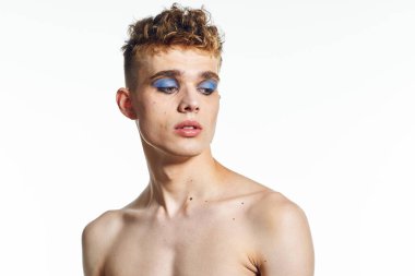 Kadın makyajlı bir adam transseksüel Lgbt topluluğuna poz veriyor.