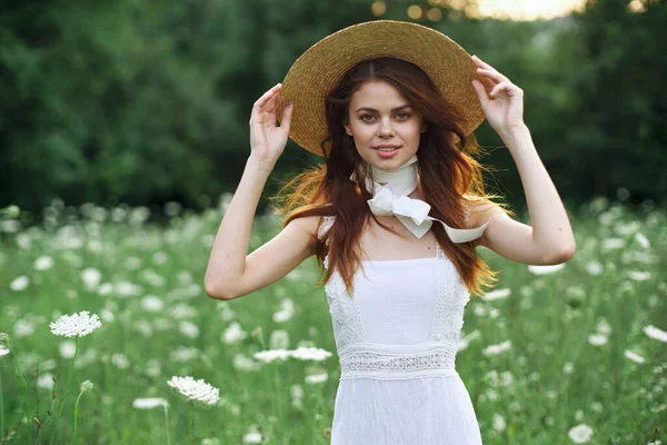 Hübsche Frau im weißen Kleid Vintage Natur posiert Mode — Stockfoto