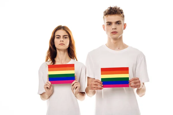 Beyaz tişörtlü çift lgbt bayrağı cinsiyet değiştiren cinsel azınlıklar — Stok fotoğraf