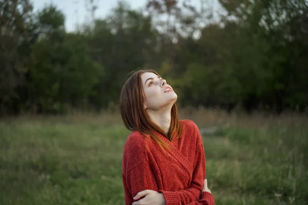 Donna in un maglione rosso all'aperto nel campo riposo natura — Foto Stock