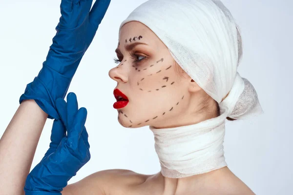 Пациентка в синих перчатках шприц в руках контур на лице поднимая изолированный фон — стоковое фото