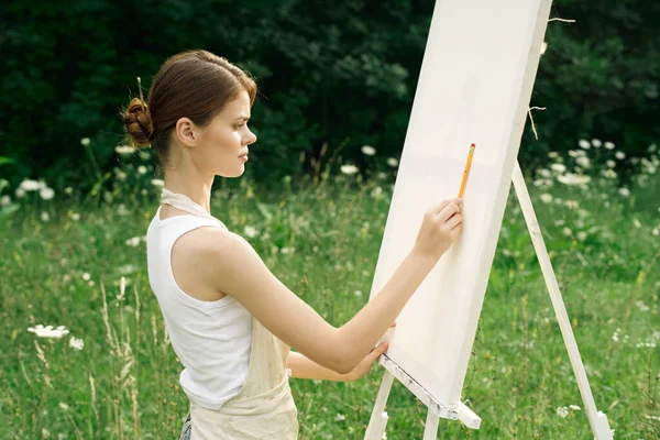Nők szabadban a festőállvány kreatív rajz közelében — Stock Fotó
