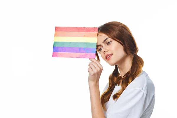 Kvinna med lgbt flagga transpersoner gemenskapen ljus bakgrund — Stockfoto