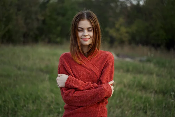 Женщины красный свитер прохладный воздух романтика природы — стоковое фото