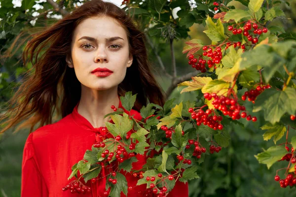 Kvinna i röd skjorta växter bär natur sommar — Stockfoto
