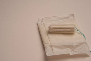 Tampon pedleri iç çamaşırları kadın hijyen koruma ışığı arka planı
