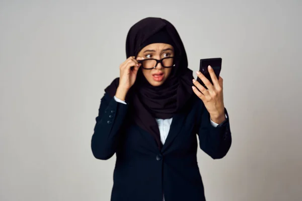 Жінка в чорному хіджабі ноутбук робочий технології офіс — стокове фото