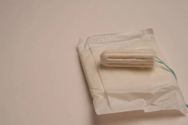 Тампони накладки білизна жіночий гігієнічний захист світлого фону — стокове фото