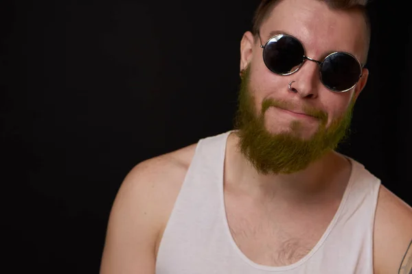 Весёлый бородатый мужчина в белых футболках в солнечных очках — стоковое фото