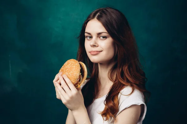 Iloinen nainen syö hampurilainen välipala lähikuva elämäntapa — kuvapankkivalokuva