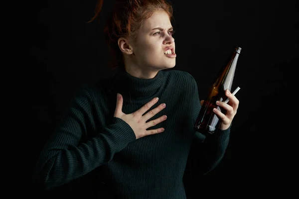 Mulher com garrafa de álcool contusões sob os olhos alterações depressão fundo escuro — Fotografia de Stock