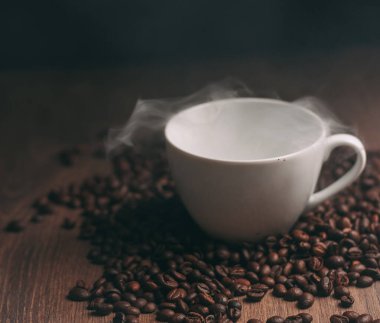 kahve çekirdekleri nesnenin taze demlenmiş içecek fotoğrafı.