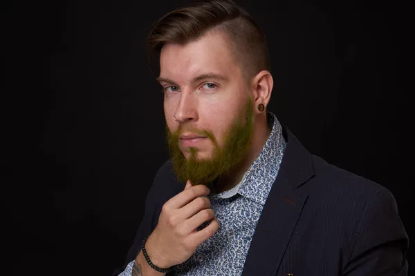 Fashionabla affärsman i jacka med skägg poserar — Stockfoto