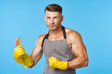 Önlüklü, şişkin vücutlu bir adam deterjan temizleyicisi.