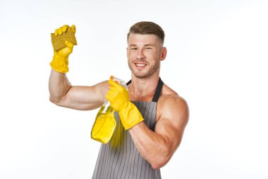spor kaslı adam deterjan temizleme pozuyla