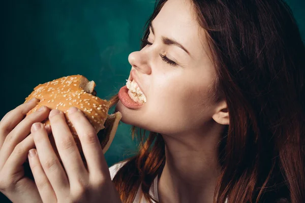 Kobieta jedzenie hamburger fast food przekąska zbliżenie — Zdjęcie stockowe